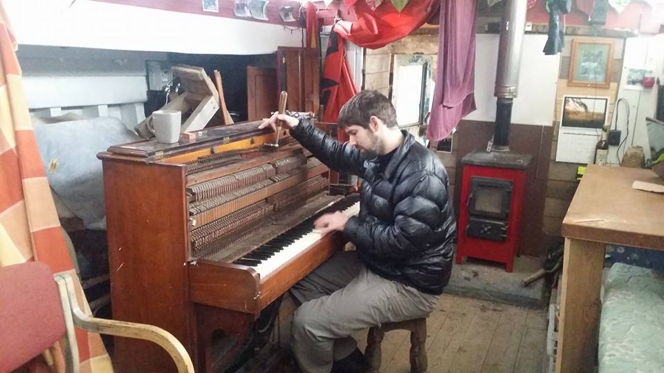 l'accordeur de piano travaille dans un petit bateau en Pays de Galles